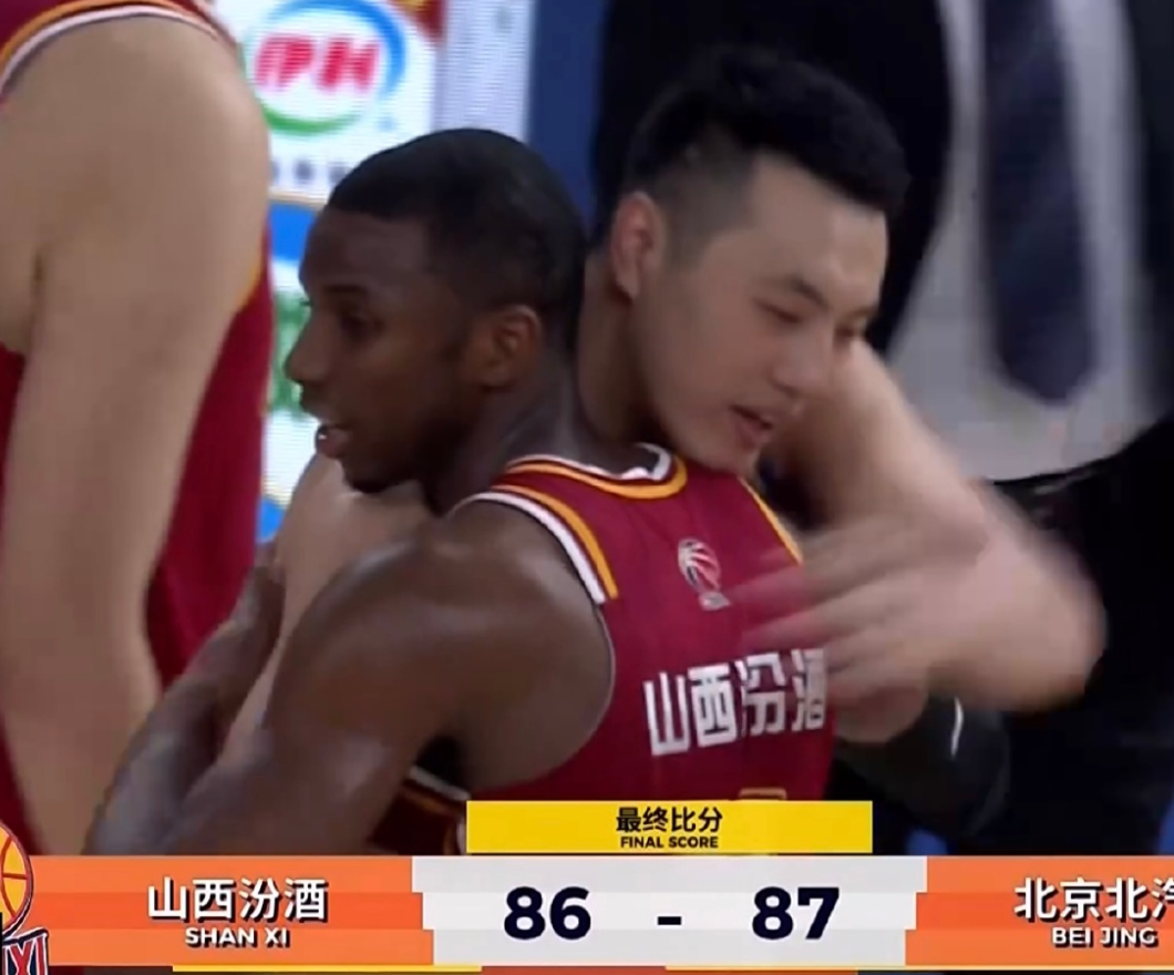 太硬了!翟晓川双腿缠满绷带罚球制胜 5人伤停许利民盛赞全队坚韧